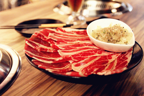 楓居酒燒：【台北市文山區。日式燒肉】楓居酒燒 單點式燒肉 專人服務 座位擠一擠溫暖感情好~景美捷運站2號口