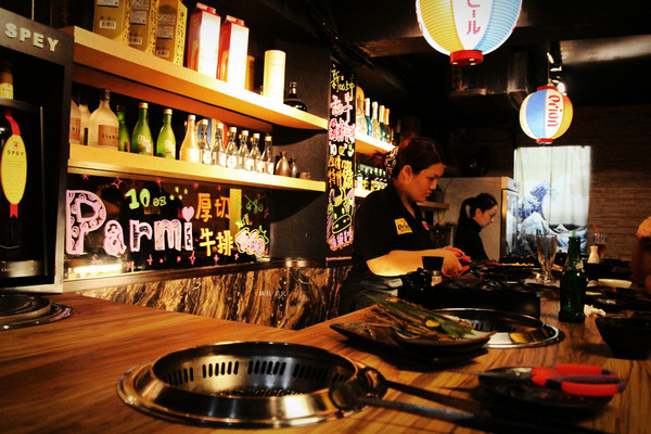 楓居酒燒：【台北市文山區。日式燒肉】楓居酒燒 單點式燒肉 專人服務 座位擠一擠溫暖感情好~景美捷運站2號口