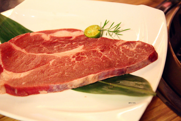 楓居酒燒：【台北市文山區。日式燒肉】楓居酒燒 單點式燒肉 專人服務 座位擠一擠溫暖感情好~景美捷運站2號口