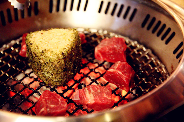 楓居酒燒：【台北市文山區。日式燒肉】楓居酒燒 單點式燒肉 專人服務 座位擠一擠溫暖感情好~景美捷運站2號口