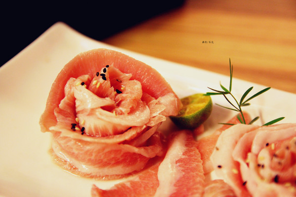 楓居酒燒：【台北市文山區。日式燒肉】楓居酒燒 單點式燒肉 專人服務 座位擠一擠溫暖感情好~景美捷運站2號口