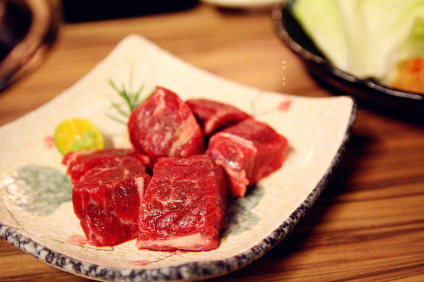 楓居酒燒：【台北市文山區。日式燒肉】楓居酒燒 單點式燒肉 專人服務 座位擠一擠溫暖感情好~景美捷運站2號口