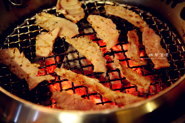 楓居酒燒：【台北市文山區。日式燒肉】楓居酒燒 單點式燒肉 專人服務 座位擠一擠溫暖感情好~景美捷運站2號口