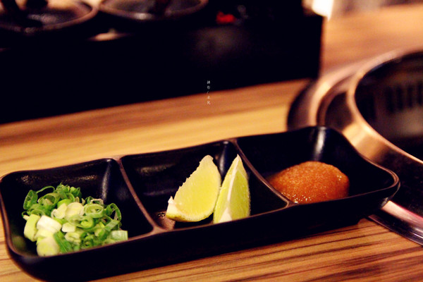 楓居酒燒：【台北市文山區。日式燒肉】楓居酒燒 單點式燒肉 專人服務 座位擠一擠溫暖感情好~景美捷運站2號口