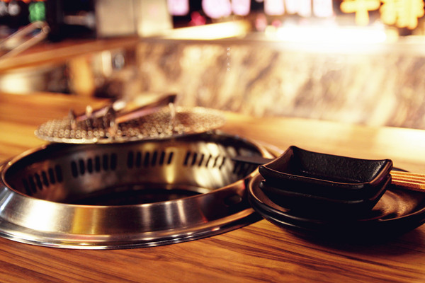 楓居酒燒：【台北市文山區。日式燒肉】楓居酒燒 單點式燒肉 專人服務 座位擠一擠溫暖感情好~景美捷運站2號口