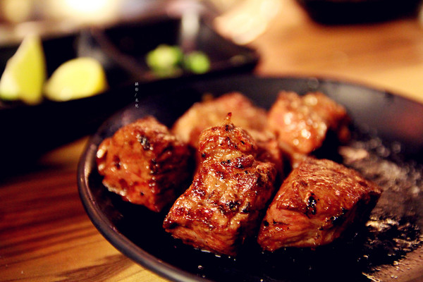 楓居酒燒：【台北市文山區。日式燒肉】楓居酒燒 單點式燒肉 專人服務 座位擠一擠溫暖感情好~景美捷運站2號口