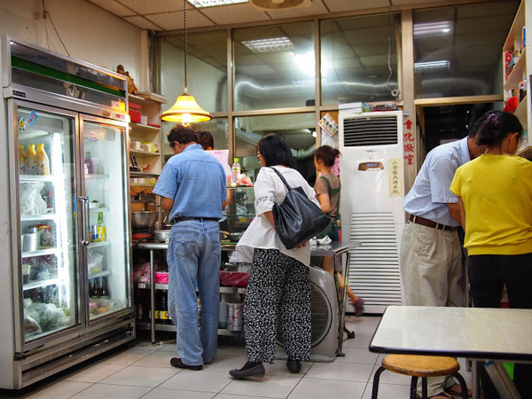 盛東餃子館：【食記】台中盛東餃子館.麵食小吃@東勢綠色走廊 : 橫街老字號,皮薄餡豐的日式風餃子