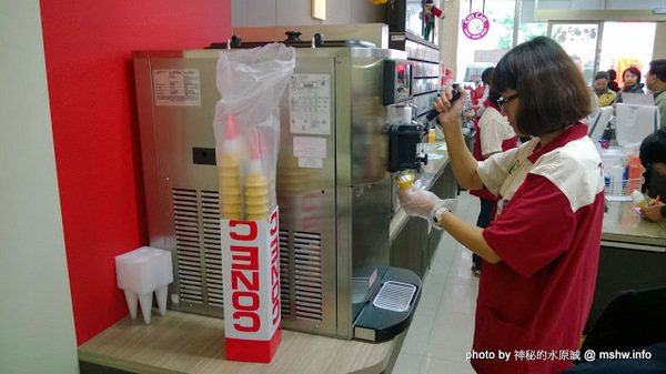 7-11北海道霜淇淋:【食記】7-11北海道十勝四葉牛奶霜淇淋登場 : 獎金變成禮卷很不爽嗎?快來消消火~感受一下濃郁的幸福滋味!