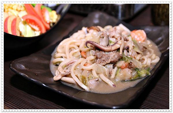 請客居酒屋,帝王蟹海鮮鍋,豪華生魚片拼盤,鹽烤鮭魚炒飯,明太子生蠔,酒蒸喜知次 ,