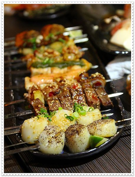 請客居酒屋,帝王蟹海鮮鍋,豪華生魚片拼盤,鹽烤鮭魚炒飯,明太子生蠔,酒蒸喜知次 ,