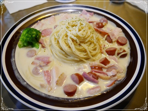 岩磨坊：【板橋】岩磨坊－黃金鮮蔬披薩VS納粹萬歲麵 (板橋美食)