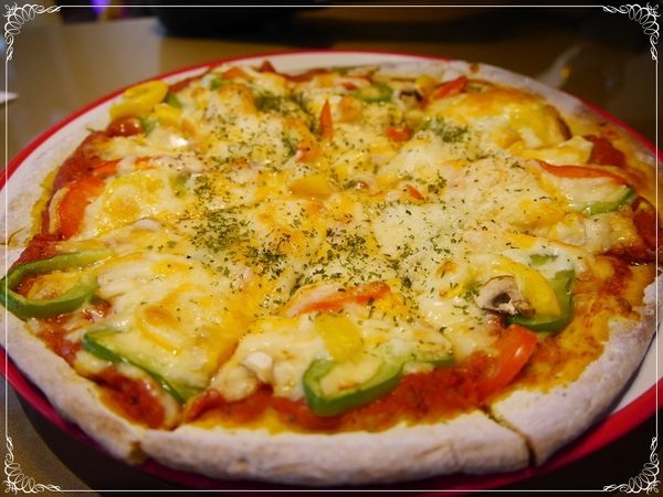 岩磨坊：【板橋】岩磨坊－黃金鮮蔬披薩VS納粹萬歲麵 (板橋美食)