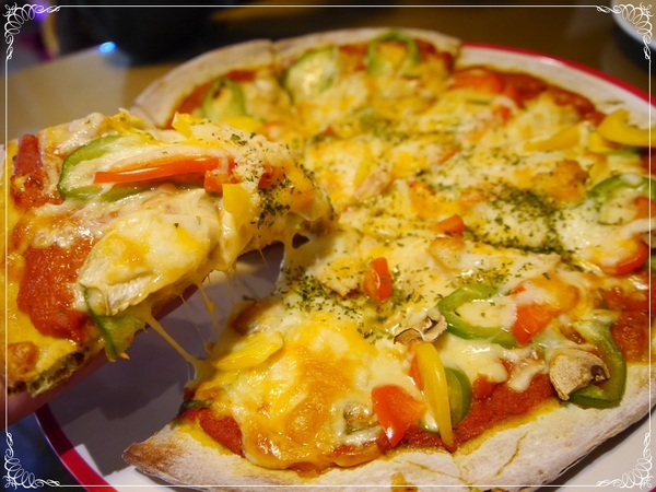 岩磨坊：【板橋】岩磨坊－黃金鮮蔬披薩VS納粹萬歲麵 (板橋美食)