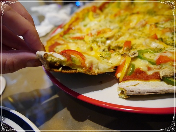 岩磨坊：【板橋】岩磨坊－黃金鮮蔬披薩VS納粹萬歲麵 (板橋美食)