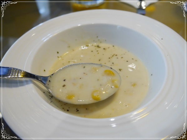 岩磨坊：【板橋】岩磨坊－黃金鮮蔬披薩VS納粹萬歲麵 (板橋美食)