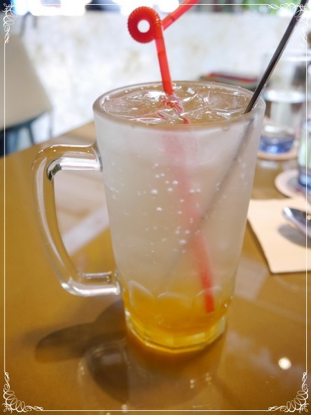 岩磨坊：【板橋】岩磨坊－黃金鮮蔬披薩VS納粹萬歲麵 (板橋美食)