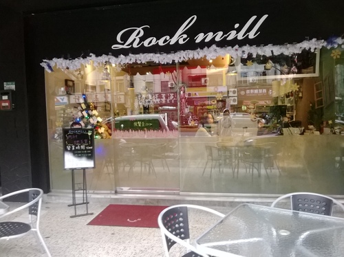 岩磨坊:吃過pasta?吃過pizza?那有沒有吃過pizza+pasta! Pasta pizza就在岩磨坊!