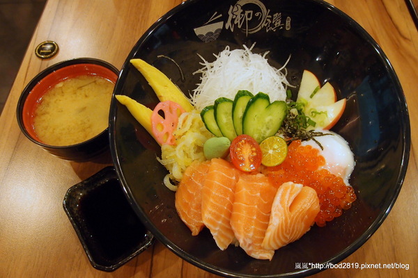 御之饌日式料理(家樂福桂林店4樓):【台北萬華】御之饌日式料理-鮭魚丼飯新鮮美味,雙拼丼牛肉鮮嫩可口,但食量大可能吃不飽(家樂福桂林店4樓)