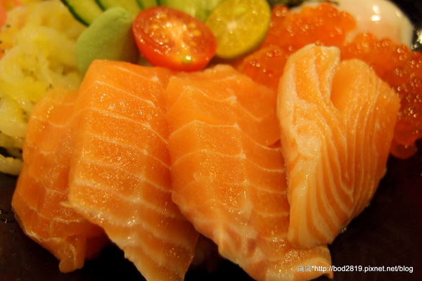 御之饌日式料理(家樂福桂林店4樓):【台北萬華】御之饌日式料理-鮭魚丼飯新鮮美味,雙拼丼牛肉鮮嫩可口,但食量大可能吃不飽(家樂福桂林店4樓)