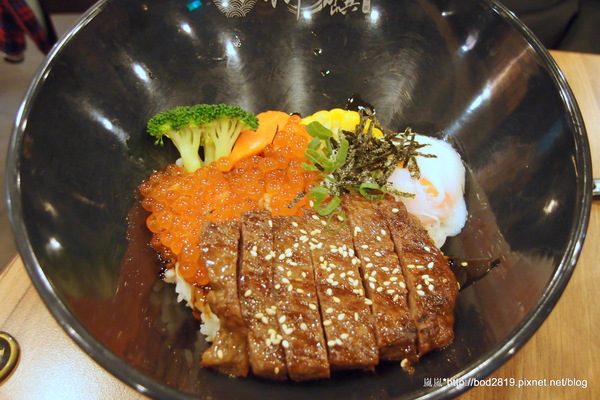 御之饌日式料理(家樂福桂林店4樓):【台北萬華】御之饌日式料理-鮭魚丼飯新鮮美味,雙拼丼牛肉鮮嫩可口,但食量大可能吃不飽(家樂福桂林店4樓)