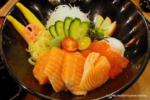 御之饌日式料理(家樂福桂林店4樓):【台北萬華】御之饌日式料理-鮭魚丼飯新鮮美味,雙拼丼牛肉鮮嫩可口,但食量大可能吃不飽(家樂福桂林店4樓)