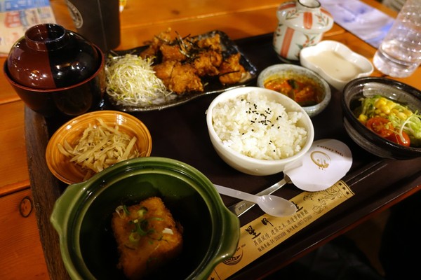 星月之星景觀餐廳:(胖樺食記)台中后里「星月大地-星月之星景觀山聽」,無敵夜景服務週到/下午茶/包場/露營/南洋風/麗寶樂園/蜜糖土司