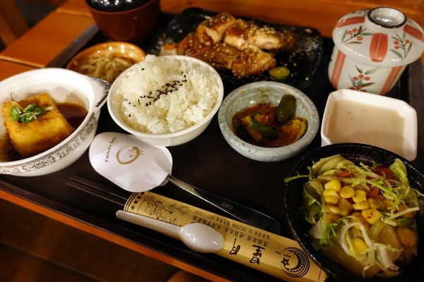 星月之星景觀餐廳:(胖樺食記)台中后里「星月大地-星月之星景觀山聽」,無敵夜景服務週到/下午茶/包場/露營/南洋風/麗寶樂園/蜜糖土司