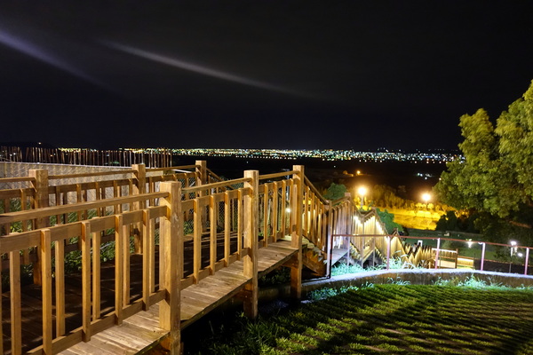 星月之星景觀餐廳:(胖樺食記)台中后里「星月大地-星月之星景觀山聽」,無敵夜景服務週到/下午茶/包場/露營/南洋風/麗寶樂園/蜜糖土司