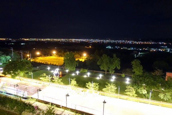 星月之星景觀餐廳:(胖樺食記)台中后里「星月大地-星月之星景觀山聽」,無敵夜景服務週到/下午茶/包場/露營/南洋風/麗寶樂園/蜜糖土司