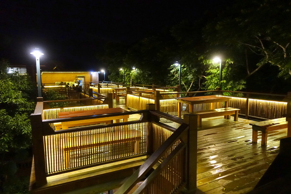 星月之星景觀餐廳:(胖樺食記)台中后里「星月大地-星月之星景觀山聽」,無敵夜景服務週到/下午茶/包場/露營/南洋風/麗寶樂園/蜜糖土司