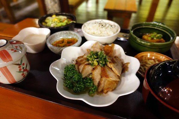 星月之星景觀餐廳:(胖樺食記)台中后里「星月大地-星月之星景觀山聽」,無敵夜景服務週到/下午茶/包場/露營/南洋風/麗寶樂園/蜜糖土司