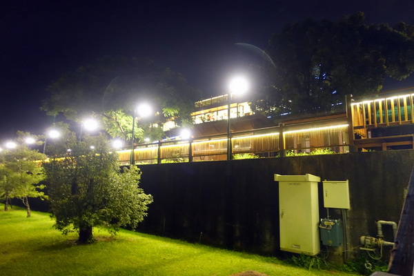 星月之星景觀餐廳:(胖樺食記)台中后里「星月大地-星月之星景觀山聽」,無敵夜景服務週到/下午茶/包場/露營/南洋風/麗寶樂園/蜜糖土司