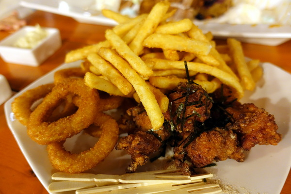 星月之星景觀餐廳:(胖樺食記)台中后里「星月大地-星月之星景觀山聽」,無敵夜景服務週到/下午茶/包場/露營/南洋風/麗寶樂園/蜜糖土司