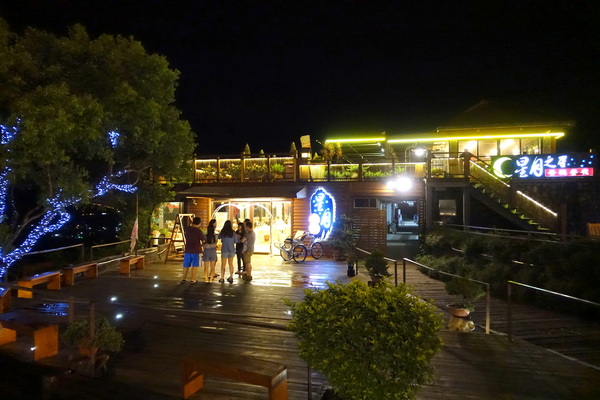 星月之星景觀餐廳:(胖樺食記)台中后里「星月大地-星月之星景觀山聽」,無敵夜景服務週到/下午茶/包場/露營/南洋風/麗寶樂園/蜜糖土司