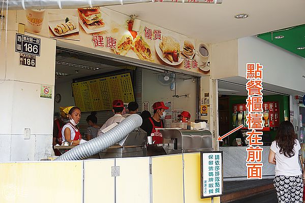 阿根早餐(美村店)：※ 阿根早餐總店 ※【星羽愛美食-台中】超平價活力滿滿早餐店，脆皮蛋餅外皮酥脆料多到爆出來~