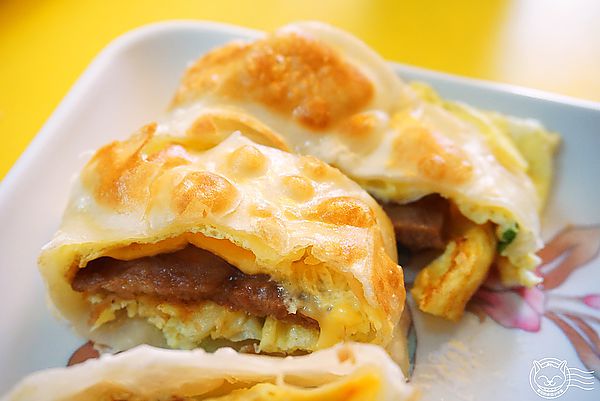 阿根早餐(美村店)：※ 阿根早餐總店 ※【星羽愛美食-台中】超平價活力滿滿早餐店，脆皮蛋餅外皮酥脆料多到爆出來~