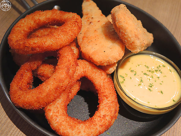 Pickles阿肯美式餐廳(忠孝店):呷飽祙【台北大安・PICKLES阿肯美式餐廳】數一數二好吃的美式漢堡