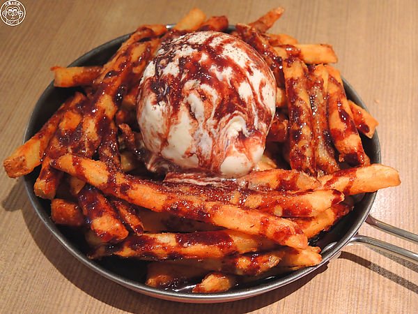 Pickles阿肯美式餐廳(忠孝店):呷飽祙【台北大安・PICKLES阿肯美式餐廳】數一數二好吃的美式漢堡