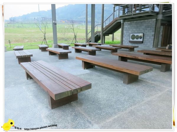 台北-南港山水綠生態-山豬窟化身成池畔木屋-坐椅