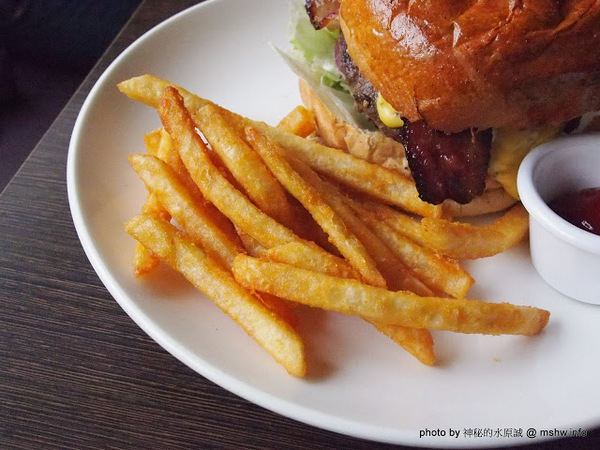 Burger Joint 7分So 漢堡 早午餐專賣(東海店):【食記】台中Burger Joint 7分SO美式廚房東海店@西屯BRT澄清醫院 : 老屋新生,餐點不錯的庭園風美式早午餐