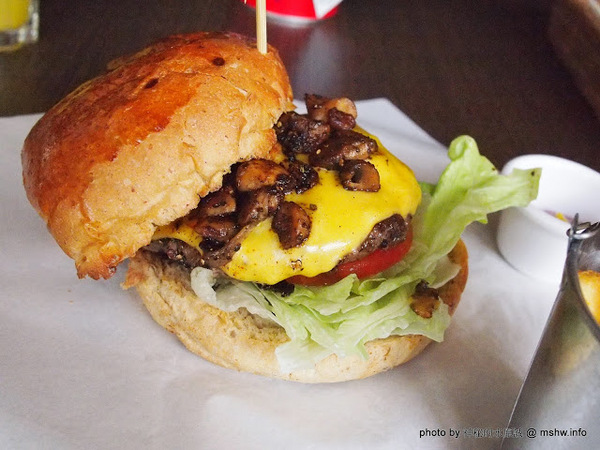 Burger Joint 7分So 漢堡 早午餐專賣(東海店):【食記】台中Burger Joint 7分SO美式廚房東海店@西屯BRT澄清醫院 : 老屋新生,餐點不錯的庭園風美式早午餐