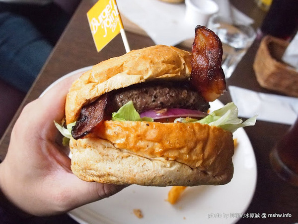 Burger Joint 7分So 漢堡 早午餐專賣(東海店):【食記】台中Burger Joint 7分SO美式廚房東海店@西屯BRT澄清醫院 : 老屋新生,餐點不錯的庭園風美式早午餐