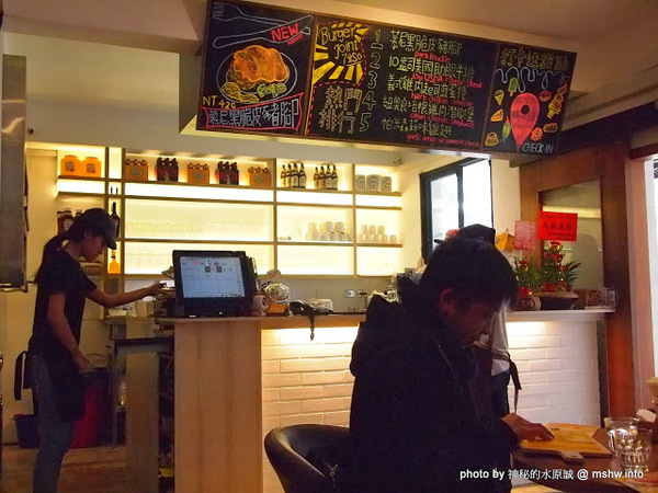 Burger Joint 7分So 漢堡 早午餐專賣(東海店):【食記】台中Burger Joint 7分SO美式廚房東海店@西屯BRT澄清醫院 : 老屋新生,餐點不錯的庭園風美式早午餐