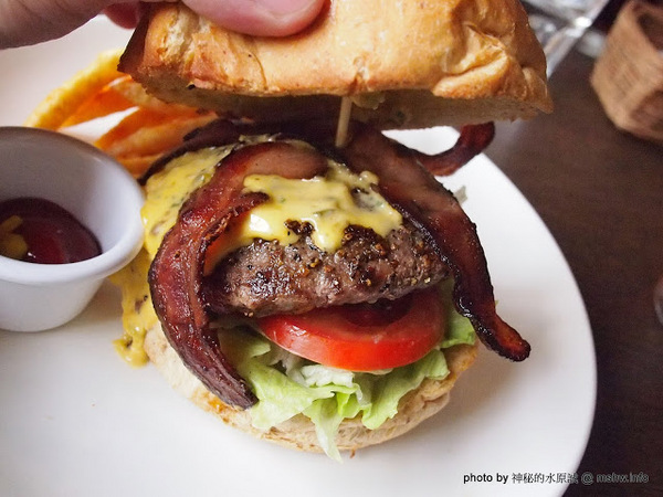 Burger Joint 7分So 漢堡 早午餐專賣(東海店):【食記】台中Burger Joint 7分SO美式廚房東海店@西屯BRT澄清醫院 : 老屋新生,餐點不錯的庭園風美式早午餐