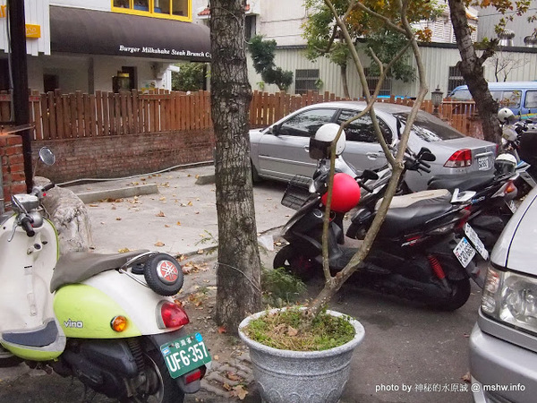 Burger Joint 7分So 漢堡 早午餐專賣(東海店):【食記】台中Burger Joint 7分SO美式廚房東海店@西屯BRT澄清醫院 : 老屋新生,餐點不錯的庭園風美式早午餐