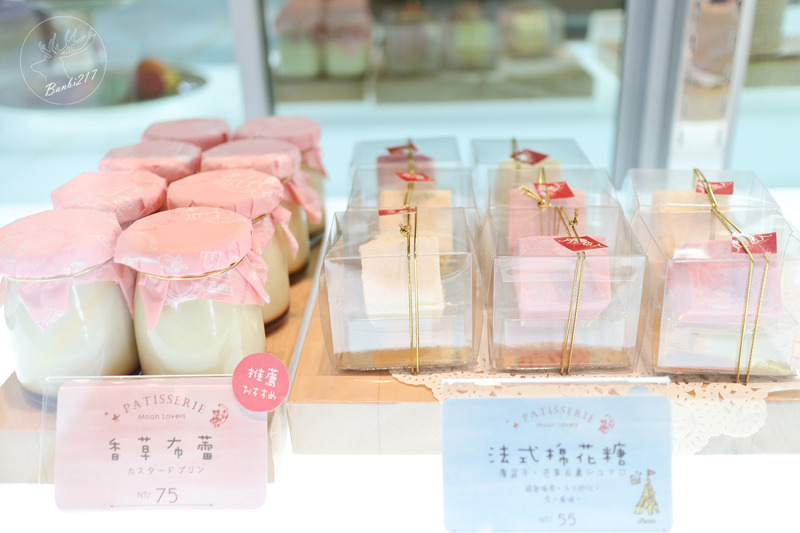 Banbi217 美食旅遊: 台中美食。月之戀人 Moon Lovers 日法洋菓子甜點,客製化訂結婚喜餅、彌月蛋糕到店及宅配試吃,可愛兔子草莓鮮奶油蛋糕,神保蛋糕捲(邀約)