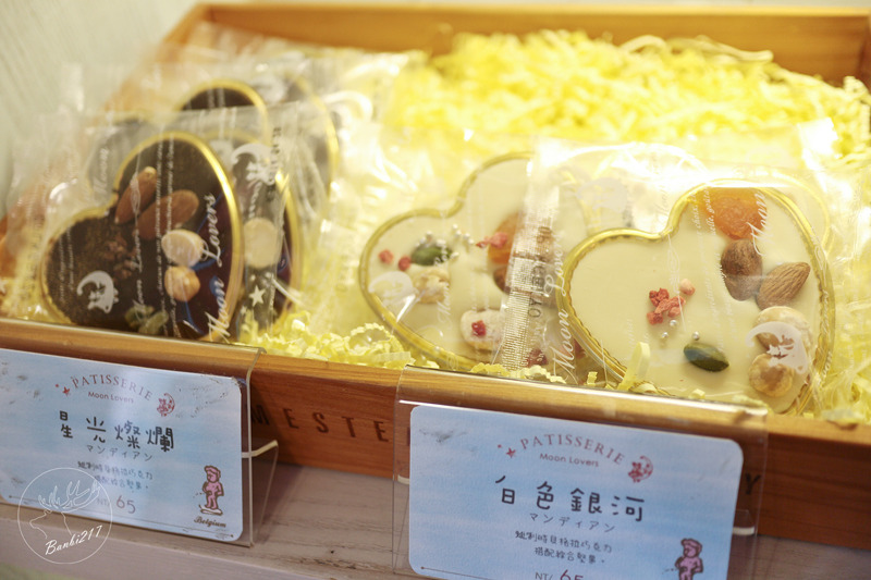 Banbi217 美食旅遊: 台中美食。月之戀人 Moon Lovers 日法洋菓子甜點,客製化訂結婚喜餅、彌月蛋糕到店及宅配試吃,可愛兔子草莓鮮奶油蛋糕,神保蛋糕捲(邀約)