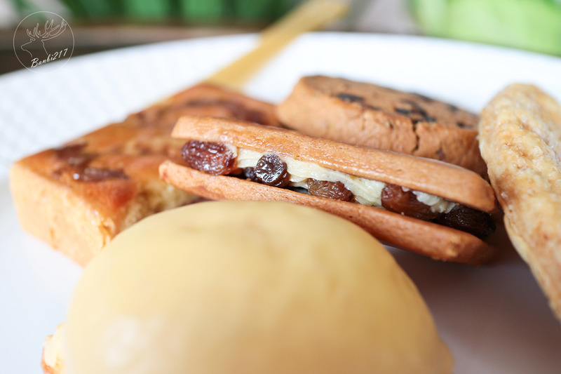 Banbi217 美食旅遊: 台中美食。月之戀人 Moon Lovers 日法洋菓子甜點,客製化訂結婚喜餅、彌月蛋糕到店及宅配試吃,可愛兔子草莓鮮奶油蛋糕,神保蛋糕捲(邀約)