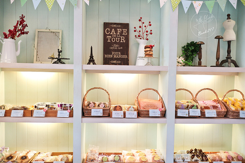 Banbi217 美食旅遊: 台中美食。月之戀人 Moon Lovers 日法洋菓子甜點,客製化訂結婚喜餅、彌月蛋糕到店及宅配試吃,可愛兔子草莓鮮奶油蛋糕,神保蛋糕捲(邀約)