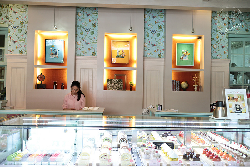 Banbi217 美食旅遊: 台中美食。月之戀人 Moon Lovers 日法洋菓子甜點,客製化訂結婚喜餅、彌月蛋糕到店及宅配試吃,可愛兔子草莓鮮奶油蛋糕,神保蛋糕捲(邀約)